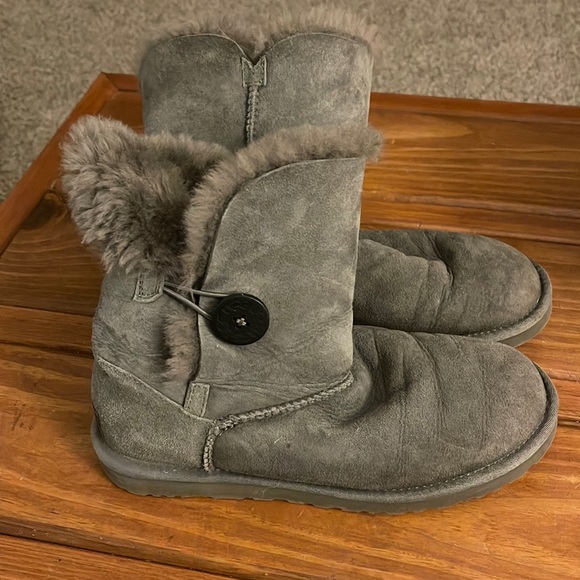 UGG Boots - Picture 1 of 3